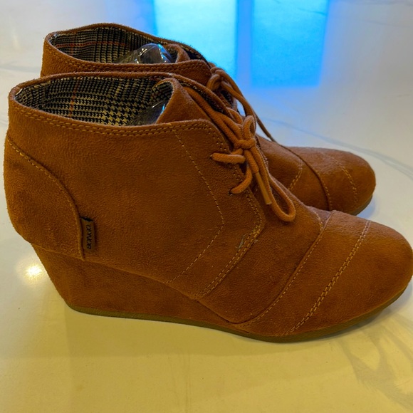 BONGO Suede wedge heels booties. - Picture 4 of 4
